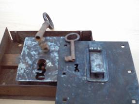 Cerradura de fabricacin artesanal en la fragua de Bercianos, actualmente en restauracin