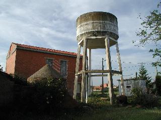 Depsito de agua sanitaria en Bercianos, junto a los dos pozos de abastecimiento antiguos